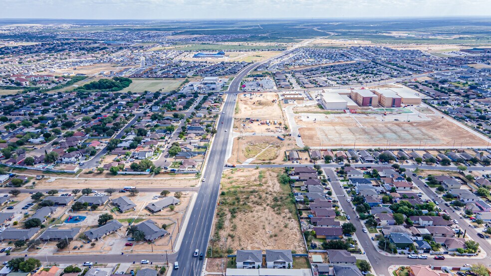 2819 Lomas Del Sur Blvd, Laredo, TX à vendre - Photo du bâtiment - Image 3 de 12