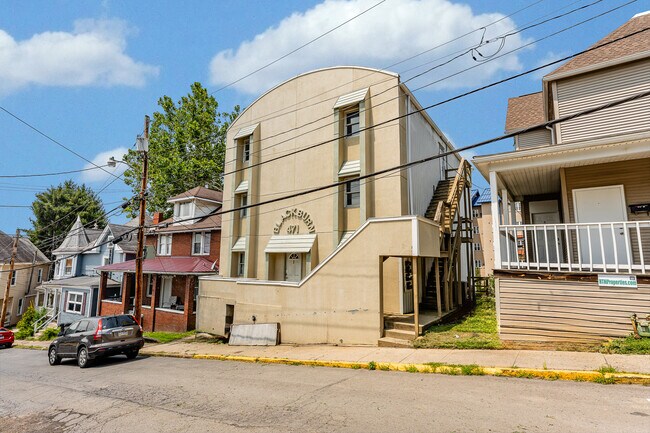 More details for 471 Dallas St, Morgantown, WV - Multifamily for Sale