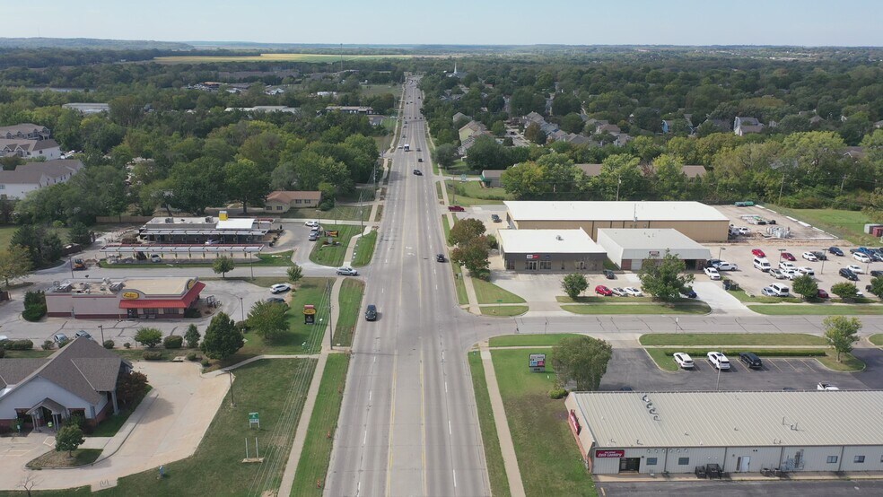 2221 W 31st St, Lawrence, KS à vendre - Vidéo sur l’inscription commerciale - Image 3 de 35