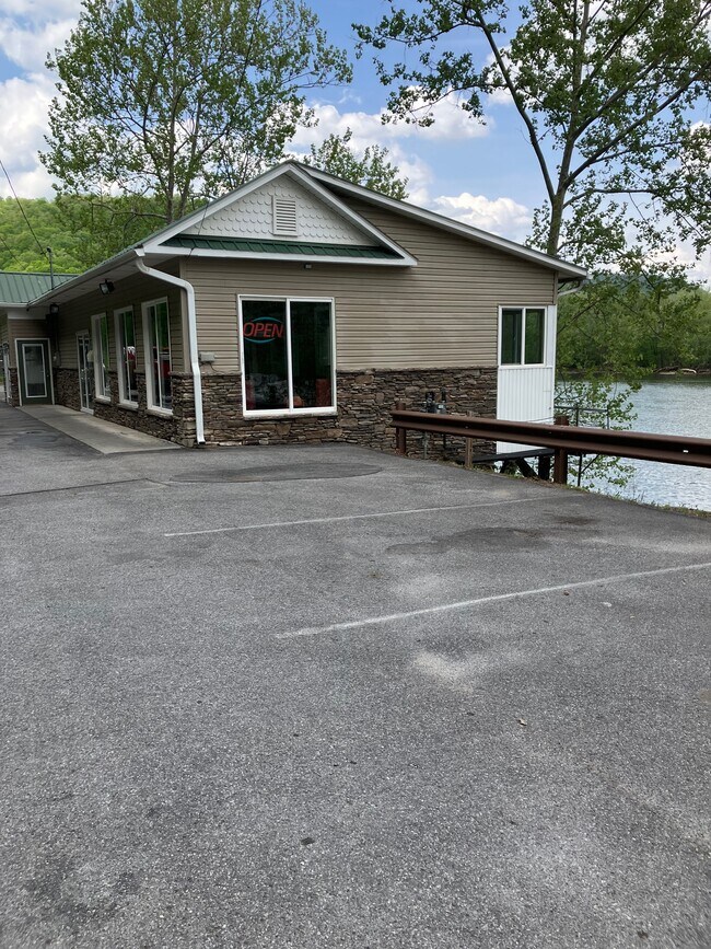 More details for 846 Hinton Bypass Byp, Hinton, WV - Retail for Lease