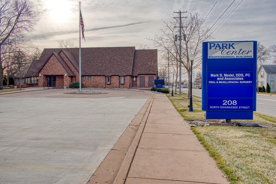 208 N Shiawassee St, Owosso, MI for lease - Primary Photo - Image 1 of 11