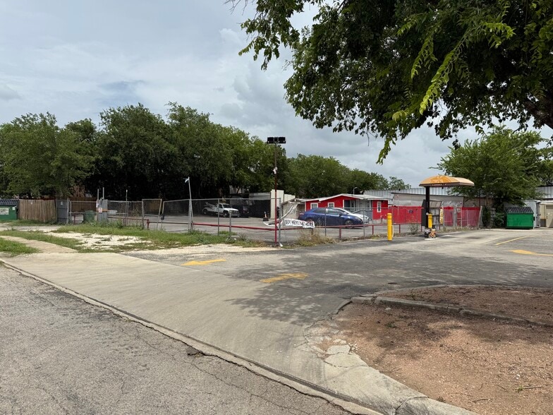 8991 Grissom Rd, San Antonio, TX à louer - Photo du bâtiment - Image 2 de 21