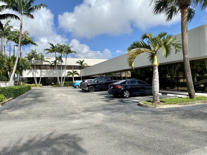 5840 Corporate Way, West Palm Beach, FL for lease - Building Photo - Image 3 of 15