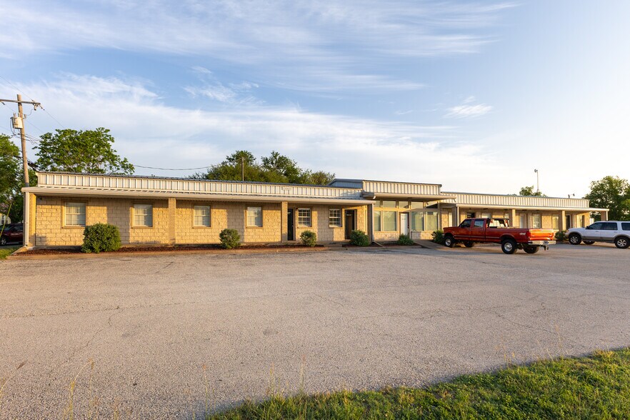 1201 Barnard Street, Glen Rose, TX à louer - Photo du bâtiment - Image 1 de 11