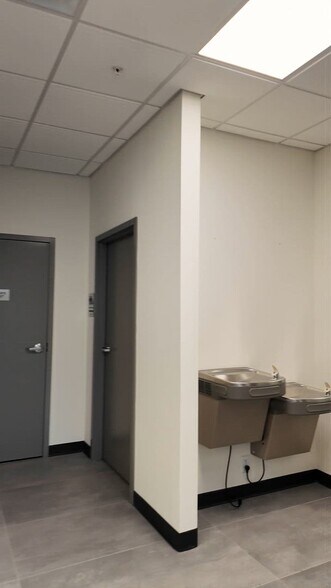 123 S Lynnhaven Rd, Virginia Beach, VA à louer - Vidéo sur l’inscription commerciale - Image 2 de 32