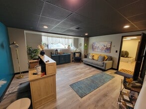 21415 W Greenfield Ave, New Berlin, WI à louer Photo intérieure- Image 1 de 4