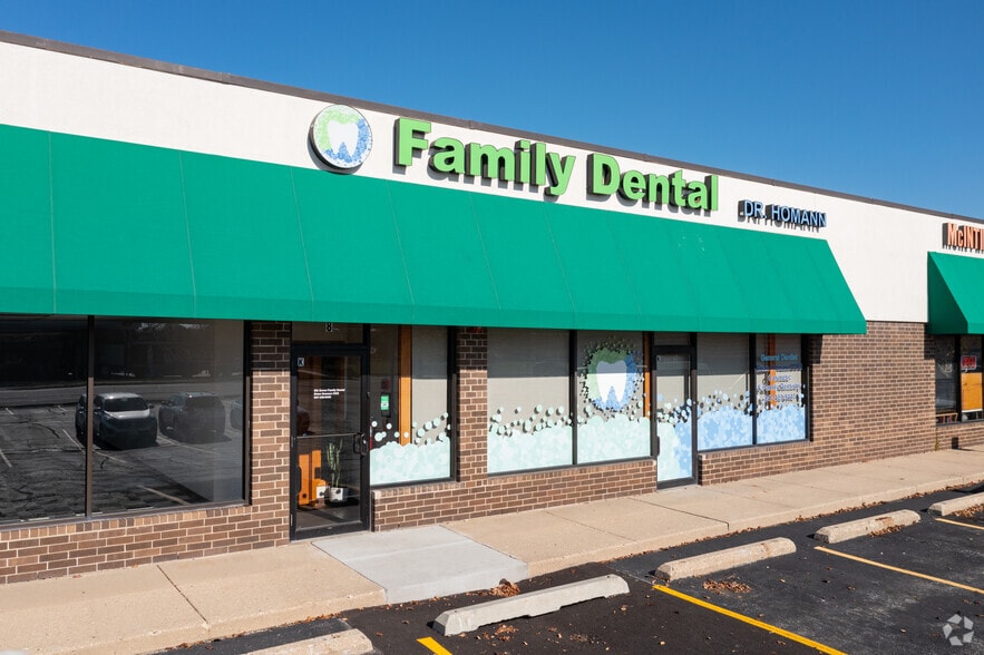 2-12 E Devon Ave, Elk Grove Village, IL for lease - Building Photo - Image 3 of 5