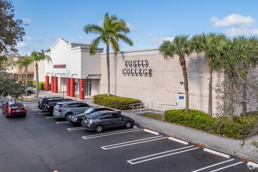 19600 S Dixie Hwy, Miami, FL for lease - Primary Photo - Image 1 of 4