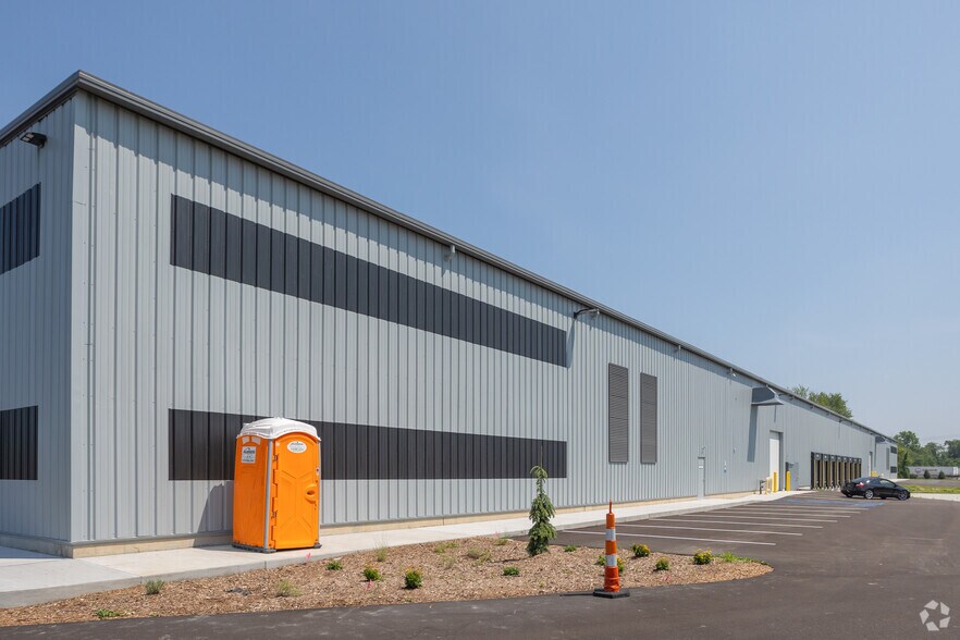 5400 International Pkwy, Grand Rapids, MI à louer - Photo du bâtiment - Image 3 de 8