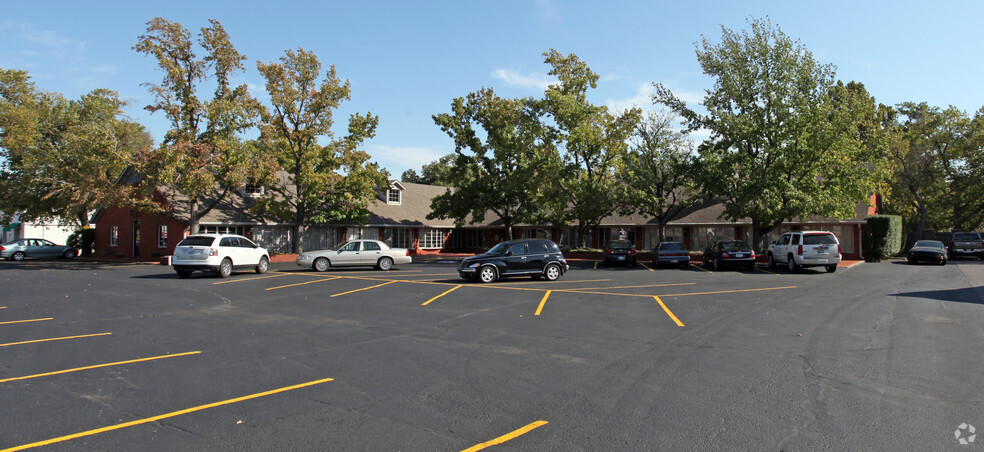 4835 S Peoria Ave, Tulsa, OK for lease - Primary Photo - Image 1 of 5