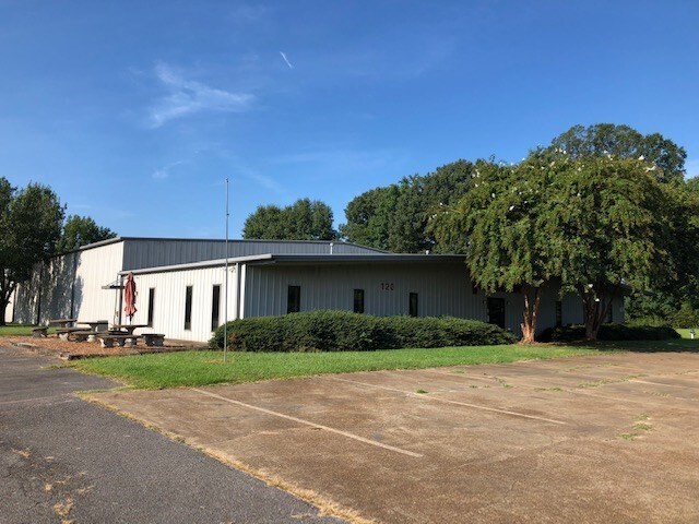 120 Crown Dr, Batesville, MS à vendre - Photo du bâtiment - Image 1 de 7