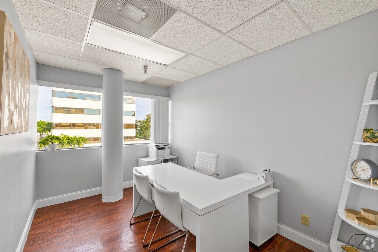 1700 S Dixie Hwy, Boca Raton, FL 33432 - Unit 303 -  - Interior Photo - Image 2 of 3