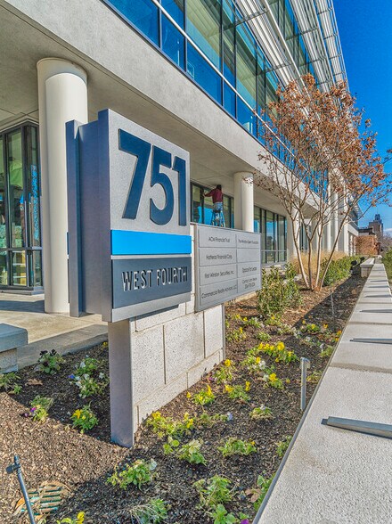 751 W 4th St, Winston-Salem, NC à louer - Photo du bâtiment - Image 3 de 8
