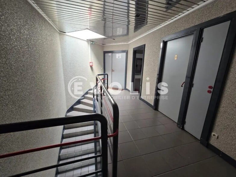 Office in Massy for lease - Lobby - Image 3 of 8