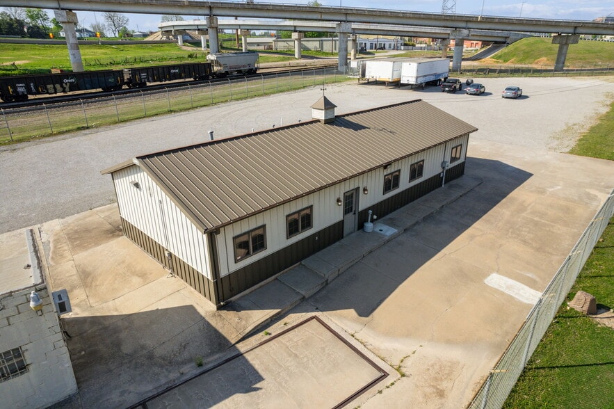 212 W Heavy Traffic Way, Tulsa, OK à louer - Photo du bâtiment - Image 1 de 12