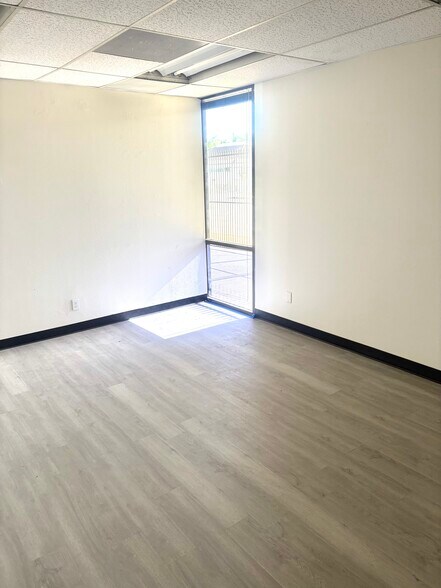 7320-7322 Valjean Ave, Van Nuys, CA à louer - Photo du bâtiment - Image 3 de 7
