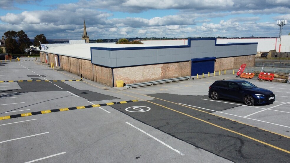 60A-60B Wakefield Rd, Bradford à louer - Photo du bâtiment - Image 3 de 3