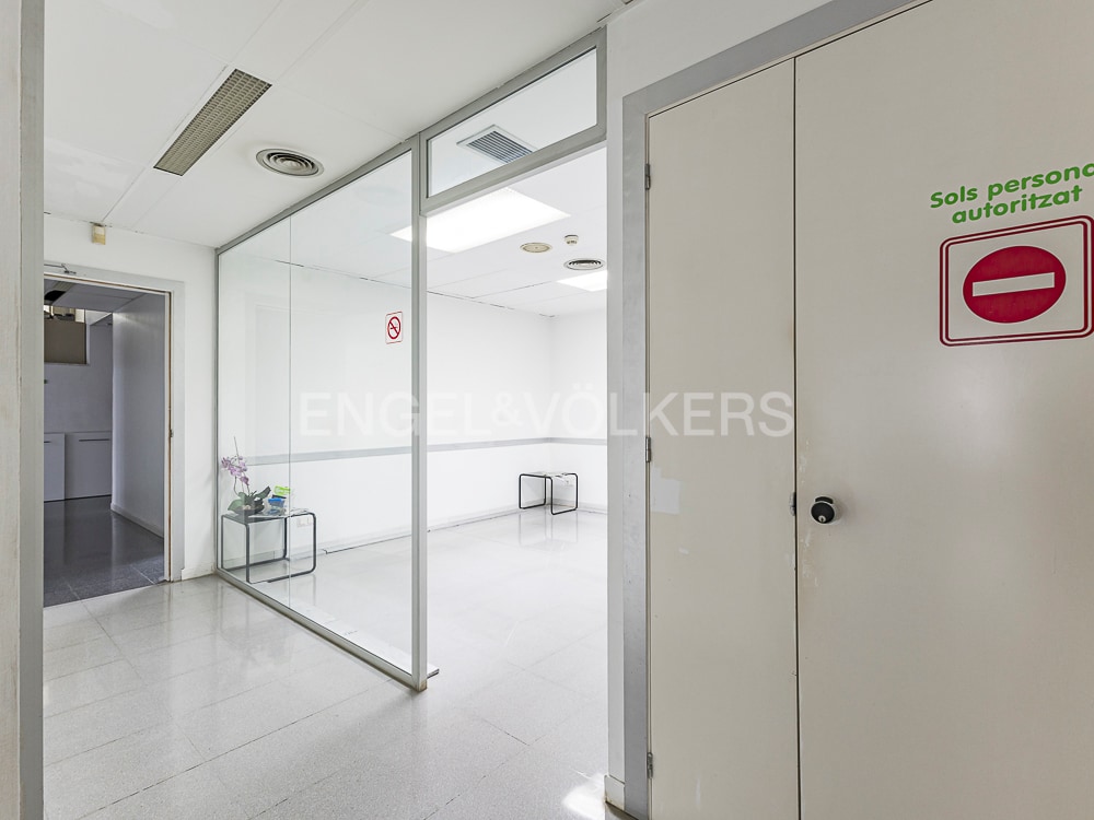 Retail in Barcelona, Barcelona for lease Interior Photo- Image 1 of 37
