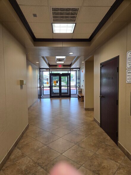 401 SW 80th St, Oklahoma City, OK à louer - Photo du bâtiment - Image 2 de 4