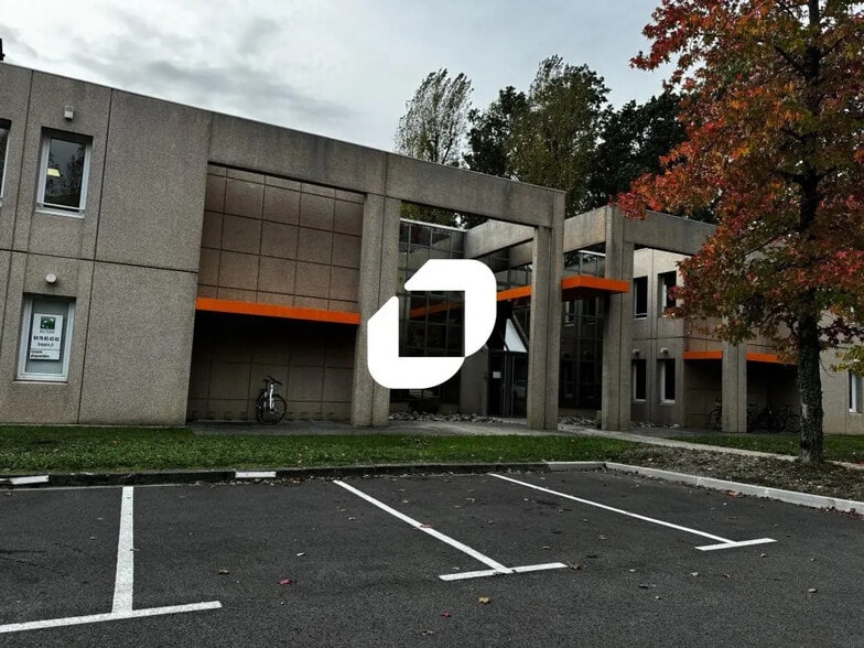 Office in Meylan for lease - Building Photo - Image 3 of 7