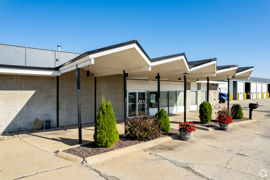 26155 Groesbeck Hwy, Warren, MI for lease - Building Photo - Image 1 of 8