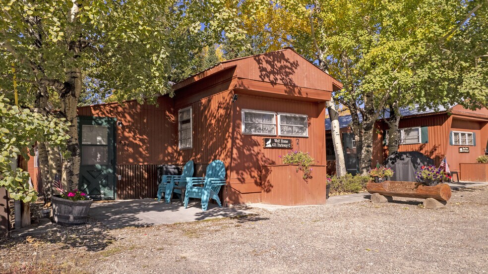 225 N Geyser St, West Yellowstone, MT for sale - Building Photo - Image 3 of 32