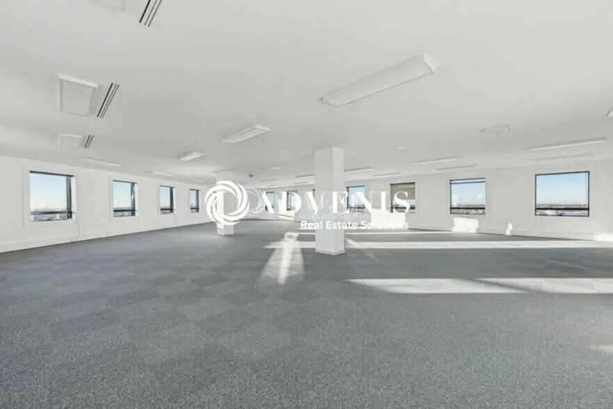 Office in Noisy-le-Grand for lease - Building Photo - Image 3 of 9