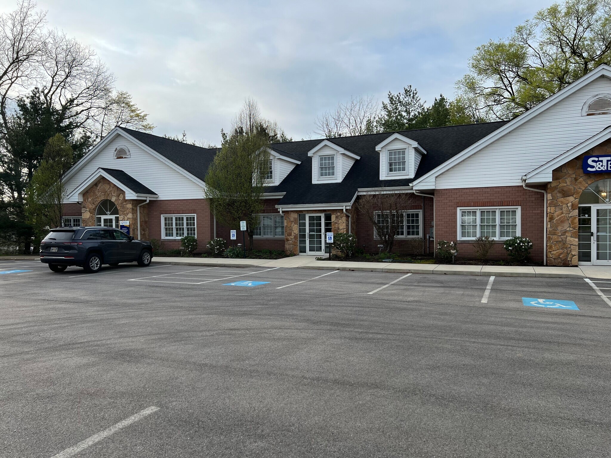 210 W Portage Trail Ext, Cuyahoga Falls, OH for lease Building Photo- Image 1 of 6