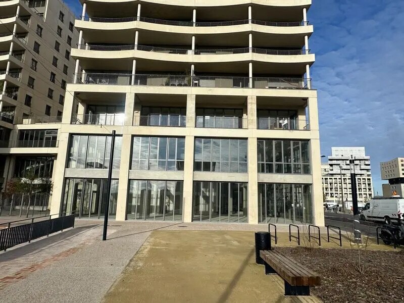 Retail in Bordeaux for lease Building Photo- Image 1 of 5