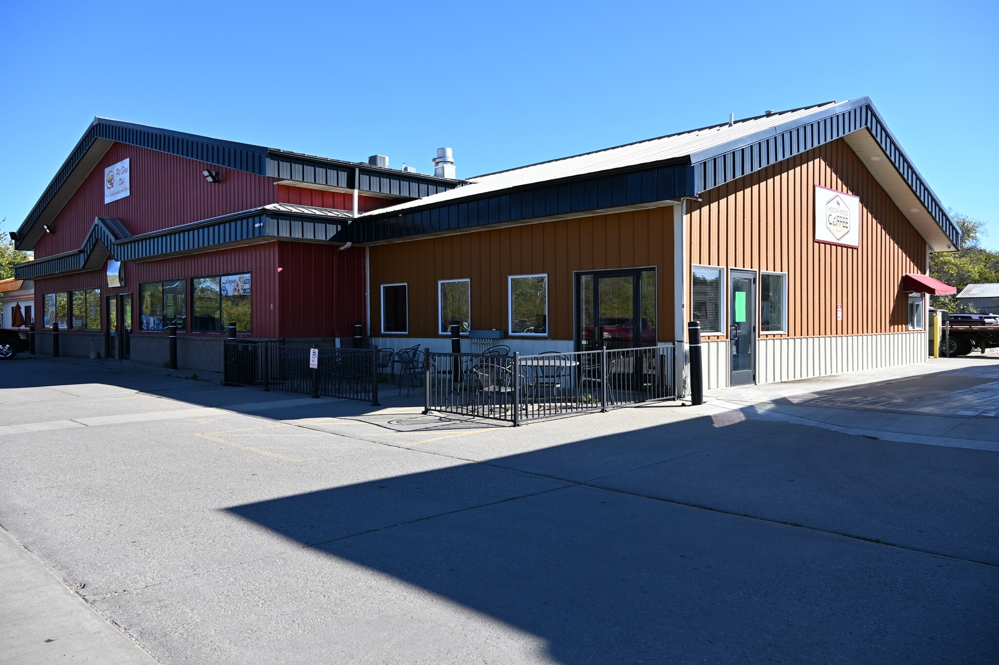 620 Dutch Lake Dr, Howard Lake, MN for lease Building Photo- Image 1 of 2