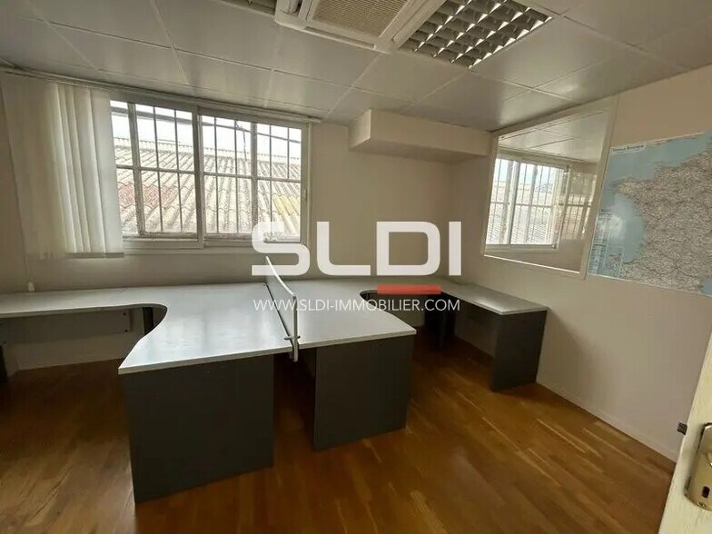 Avenue Carnot, Neuville-sur-Saône for lease - Interior Photo - Image 2 of 10
