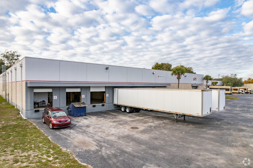 5690-5698 W Crenshaw St, Tampa, FL à louer - Photo du bâtiment - Image 2 de 7