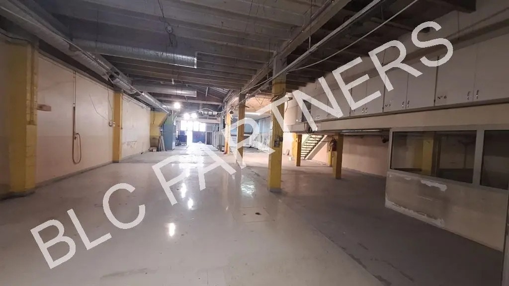 Flex in Paris for lease Interior Photo- Image 1 of 8