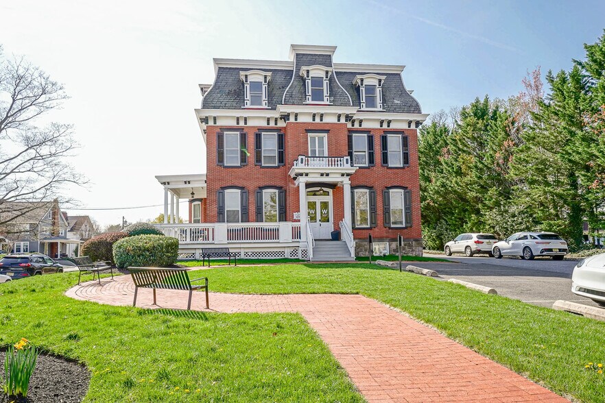 10 W Main St, Moorestown, NJ à vendre - Photo du bâtiment - Image 1 de 32