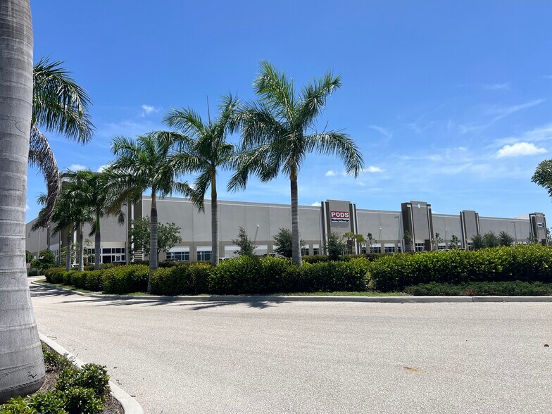 16260 Airport Park Dr, Fort Myers, FL à louer - Photo du bâtiment - Image 2 de 5