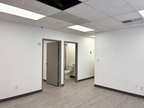 5001 Crown Manor Pl, Louisville, KY for lease Interior Photo- Image 1 of 6