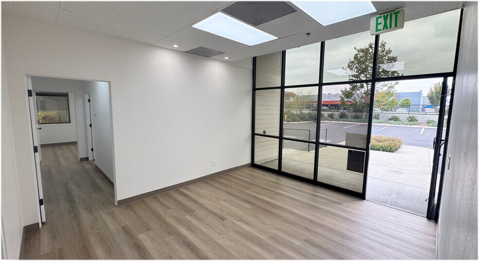 521-529 S State College Blvd, Fullerton, CA à louer - Photo du bâtiment - Image 3 de 12