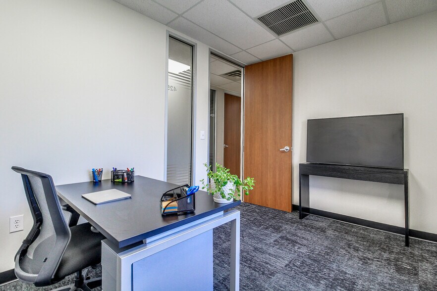 3030 NW Expressway, Oklahoma City, OK à louer - Photo intérieure - Image 2 de 22