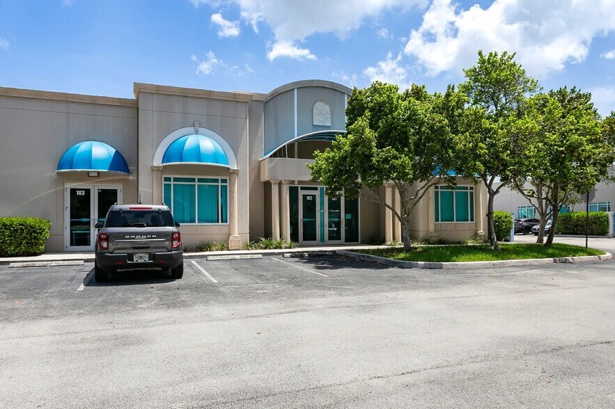 2860 W State Road 84, Fort Lauderdale, FL à louer - Photo du bâtiment - Image 1 de 28