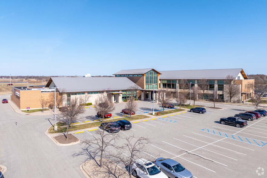 2105 E Enterprise Ave, Appleton, WI for lease - Primary Photo - Image 1 of 8