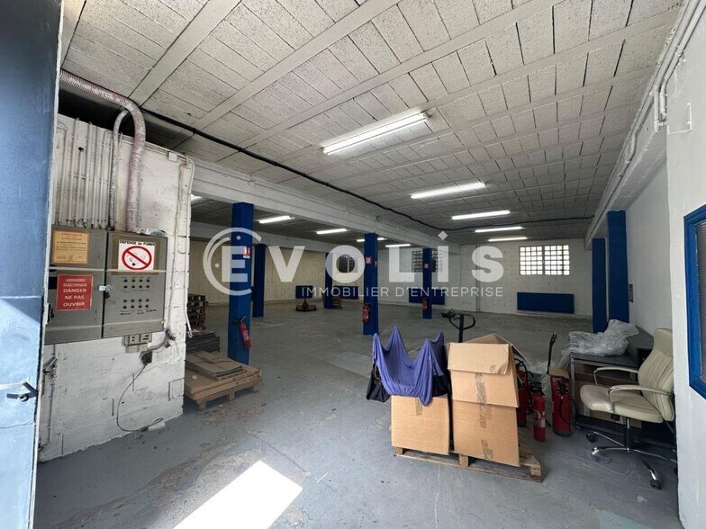 Flex in Romainville for lease - Interior Photo - Image 2 of 5