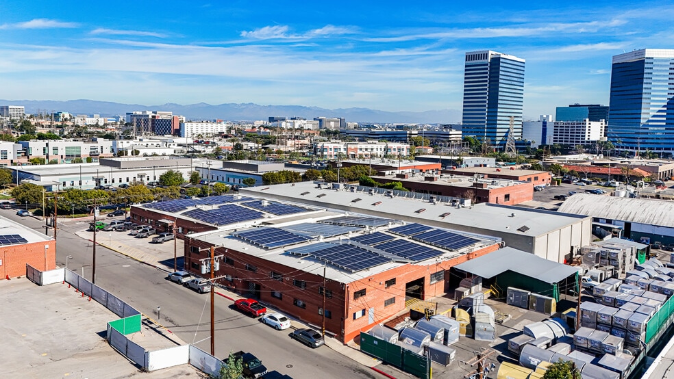 Smoky Hollow Industrial/Flex Campus portfolio of 4 properties for sale on LoopNet.ca - Building Photo - Image 2 of 10