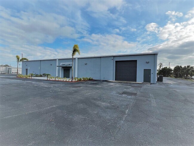 Plus de détails pour 6850 Cross Bayou Dr, Seminole, FL - Industriel à louer