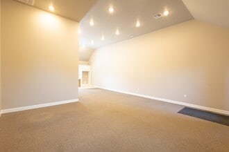 2901 Fairfax Dr, Edmond, OK for lease Interior Photo- Image 2 of 11