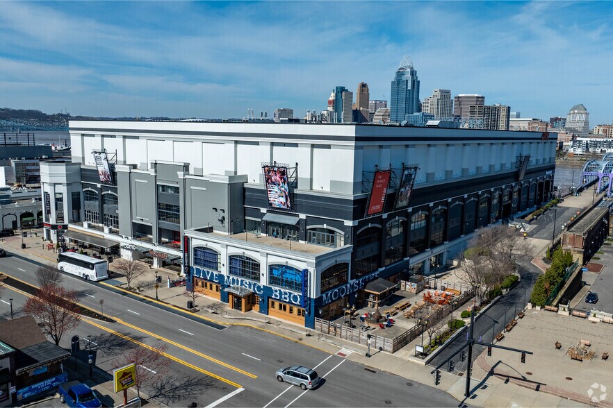 1 Levee Way, Newport, KY à louer - Photo du bâtiment - Image 1 de 9