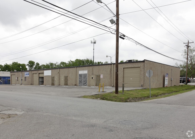 5628-5630 Edgemoor Dr, Houston, TX for lease - Building Photo - Image 2 of 6