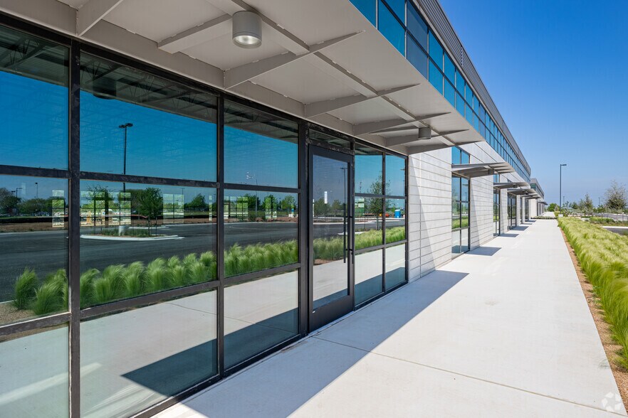 8000 Metropolis Dr, Austin, TX à louer - Photo du bâtiment - Image 3 de 4