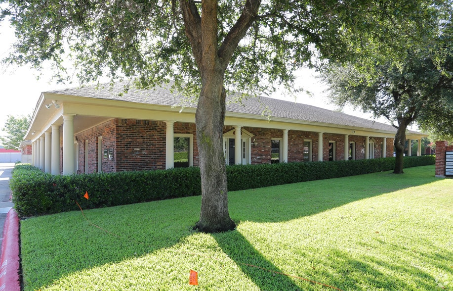 105 Kathryn Dr, Lewisville, TX à vendre - Photo du bâtiment - Image 2 de 3