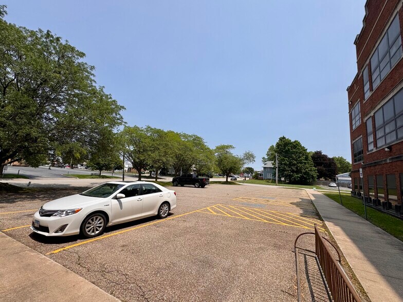 208 S Johnson St, Macomb, IL à vendre - Photo du bâtiment - Image 3 de 43