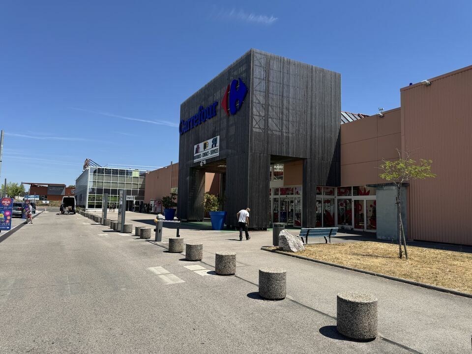 Retail in Perrigny Les Dijon for lease Building Photo- Image 1 of 10
